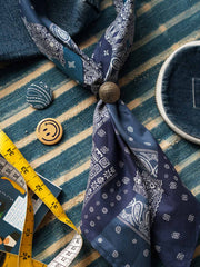 製品画像
「ペイズリー柄バイカラースカーフの全体展示図。レッドとブルーの2色展開、クラシックなペイズリー柄がヴィンテージ感を引き立て、実用性とファッション性を兼ね備えたデザイン。」
詳細画像
「ペイズリー柄のディテール特写。100%コットン素材が肌触りの良さを提供し、吸汗性にも優れた快適な着用感。」