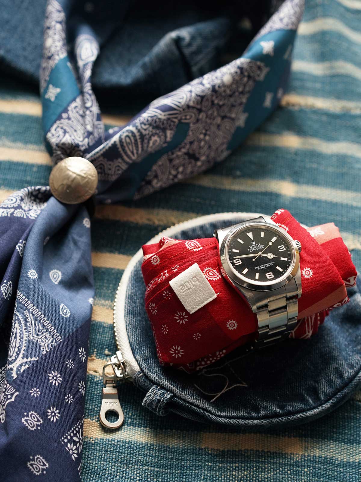 製品画像
「ペイズリー柄バイカラースカーフの全体展示図。レッドとブルーの2色展開、クラシックなペイズリー柄がヴィンテージ感を引き立て、実用性とファッション性を兼ね備えたデザイン。」
詳細画像
「ペイズリー柄のディテール特写。100%コットン素材が肌触りの良さを提供し、吸汗性にも優れた快適な着用感。」