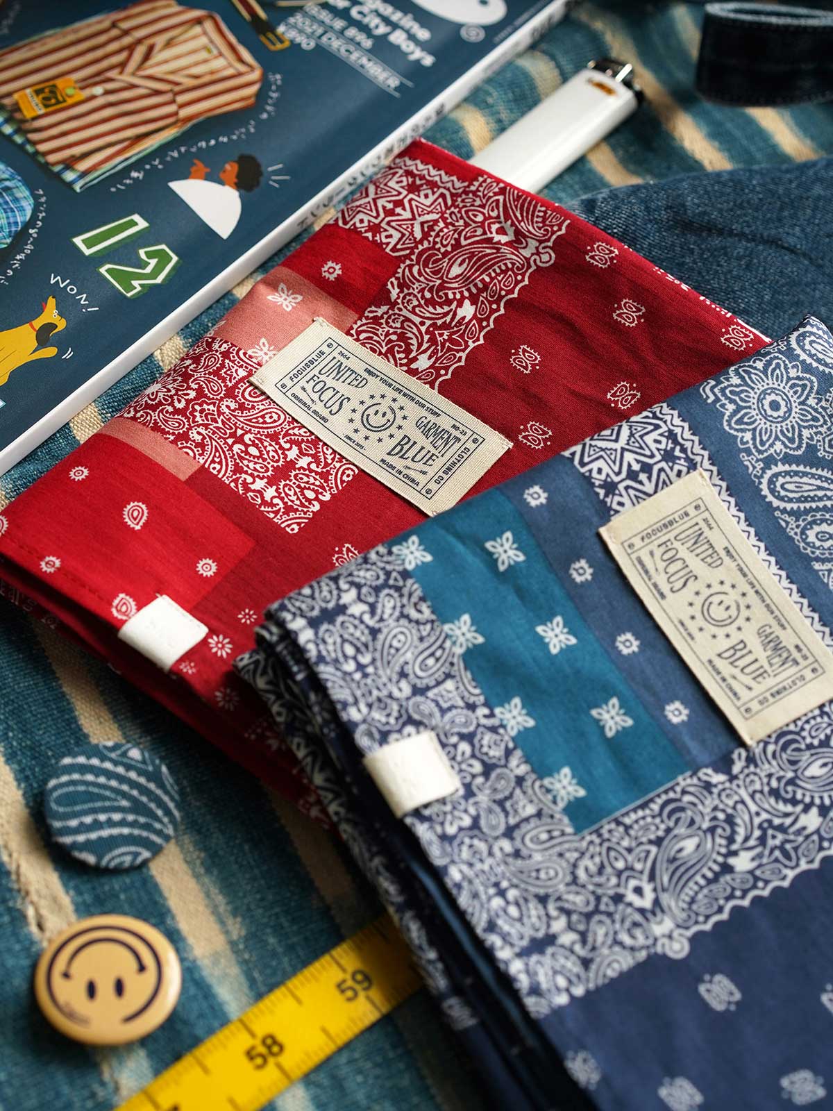 製品画像
「ペイズリー柄バイカラースカーフの全体展示図。レッドとブルーの2色展開、クラシックなペイズリー柄がヴィンテージ感を引き立て、実用性とファッション性を兼ね備えたデザイン。」
詳細画像
「ペイズリー柄のディテール特写。100%コットン素材が肌触りの良さを提供し、吸汗性にも優れた快適な着用感。」