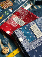 製品画像
「ペイズリー柄バイカラースカーフの全体展示図。レッドとブルーの2色展開、クラシックなペイズリー柄がヴィンテージ感を引き立て、実用性とファッション性を兼ね備えたデザイン。」
詳細画像
「ペイズリー柄のディテール特写。100%コットン素材が肌触りの良さを提供し、吸汗性にも優れた快適な着用感。」