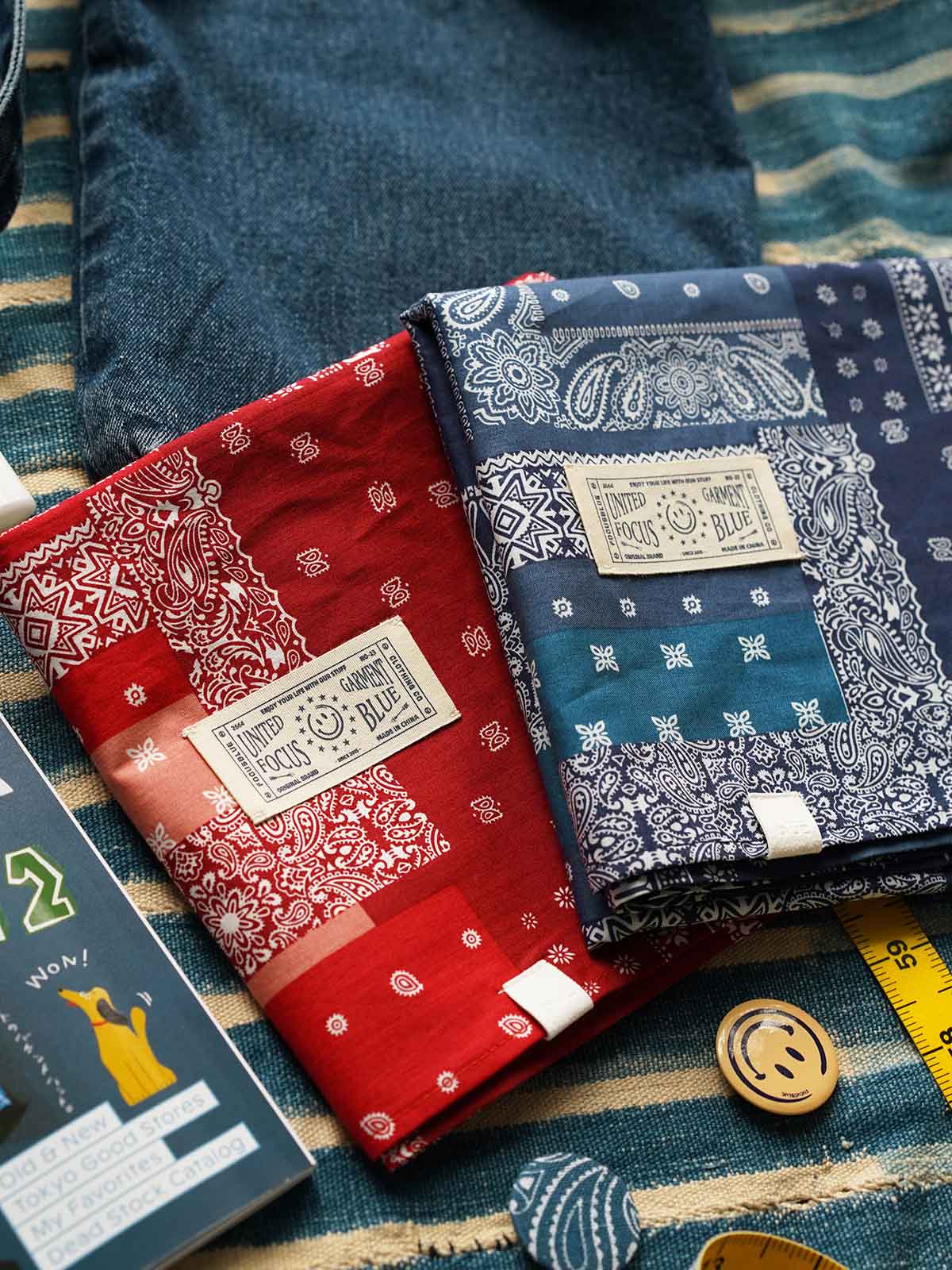 製品画像
「ペイズリー柄バイカラースカーフの全体展示図。レッドとブルーの2色展開、クラシックなペイズリー柄がヴィンテージ感を引き立て、実用性とファッション性を兼ね備えたデザイン。」
詳細画像
「ペイズリー柄のディテール特写。100%コットン素材が肌触りの良さを提供し、吸汗性にも優れた快適な着用感。」