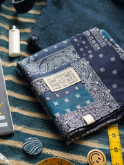 製品画像
「ペイズリー柄バイカラースカーフの全体展示図。レッドとブルーの2色展開、クラシックなペイズリー柄がヴィンテージ感を引き立て、実用性とファッション性を兼ね備えたデザイン。」
詳細画像
「ペイズリー柄のディテール特写。100%コットン素材が肌触りの良さを提供し、吸汗性にも優れた快適な着用感。」