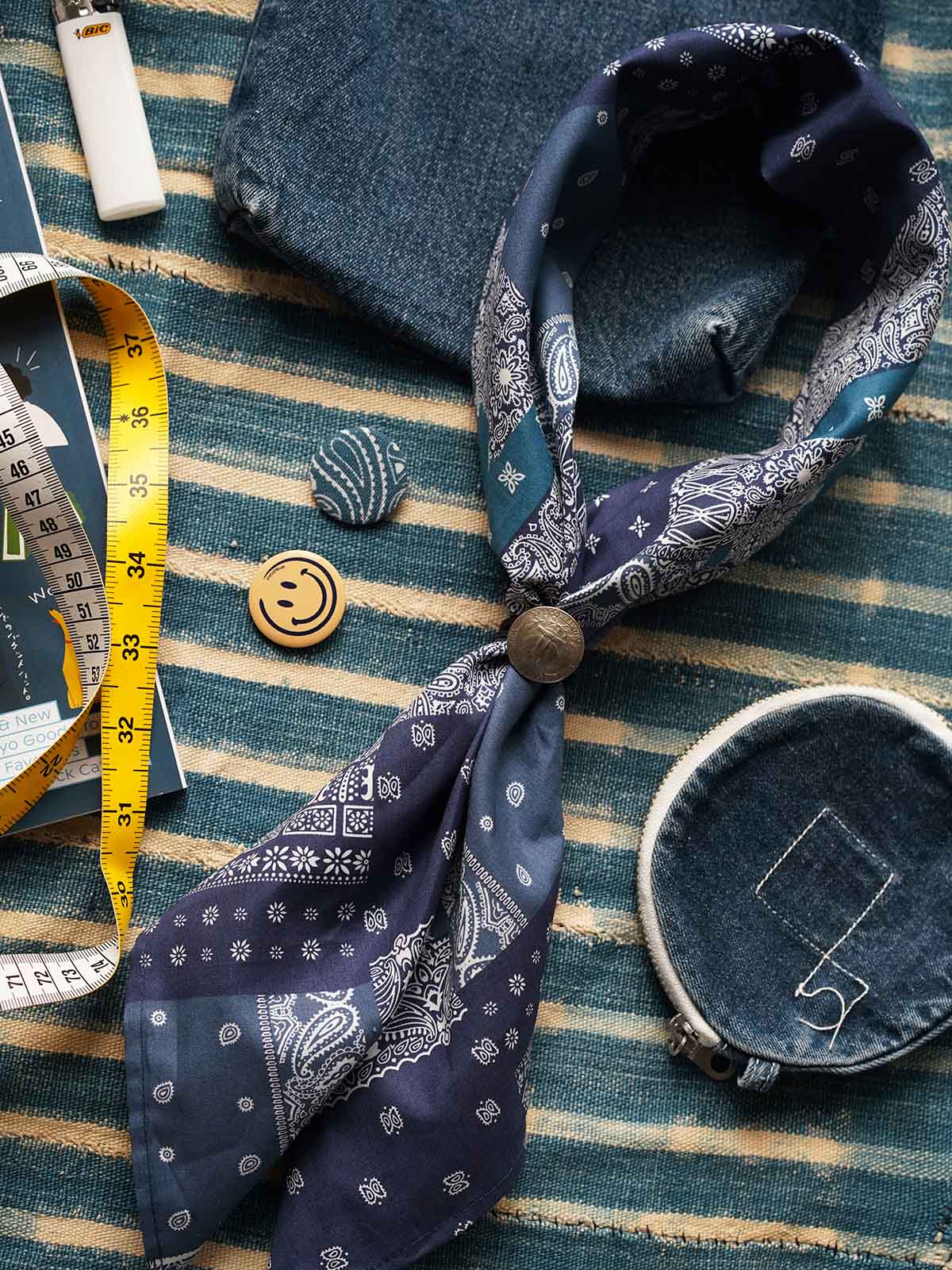 製品画像
「ペイズリー柄バイカラースカーフの全体展示図。レッドとブルーの2色展開、クラシックなペイズリー柄がヴィンテージ感を引き立て、実用性とファッション性を兼ね備えたデザイン。」
詳細画像
「ペイズリー柄のディテール特写。100%コットン素材が肌触りの良さを提供し、吸汗性にも優れた快適な着用感。」