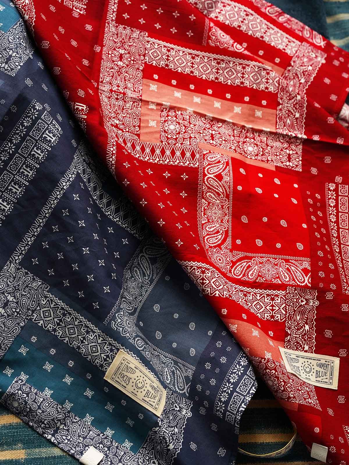 製品画像
「ペイズリー柄バイカラースカーフの全体展示図。レッドとブルーの2色展開、クラシックなペイズリー柄がヴィンテージ感を引き立て、実用性とファッション性を兼ね備えたデザイン。」
詳細画像
「ペイズリー柄のディテール特写。100%コットン素材が肌触りの良さを提供し、吸汗性にも優れた快適な着用感。」