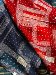 製品画像
「ペイズリー柄バイカラースカーフの全体展示図。レッドとブルーの2色展開、クラシックなペイズリー柄がヴィンテージ感を引き立て、実用性とファッション性を兼ね備えたデザイン。」
詳細画像
「ペイズリー柄のディテール特写。100%コットン素材が肌触りの良さを提供し、吸汗性にも優れた快適な着用感。」