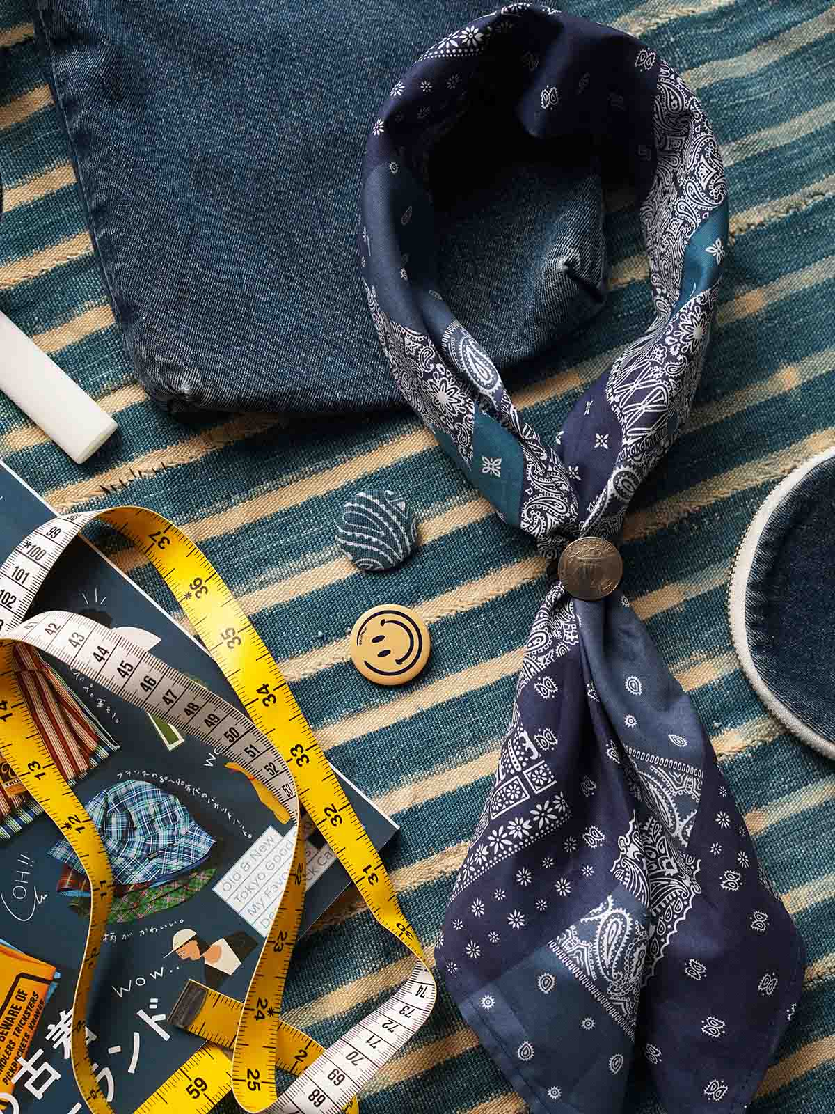 製品画像
「ペイズリー柄バイカラースカーフの全体展示図。レッドとブルーの2色展開、クラシックなペイズリー柄がヴィンテージ感を引き立て、実用性とファッション性を兼ね備えたデザイン。」
詳細画像
「ペイズリー柄のディテール特写。100%コットン素材が肌触りの良さを提供し、吸汗性にも優れた快適な着用感。」