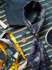 製品画像
「ペイズリー柄バイカラースカーフの全体展示図。レッドとブルーの2色展開、クラシックなペイズリー柄がヴィンテージ感を引き立て、実用性とファッション性を兼ね備えたデザイン。」
詳細画像
「ペイズリー柄のディテール特写。100%コットン素材が肌触りの良さを提供し、吸汗性にも優れた快適な着用感。」