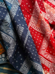 製品画像
「ペイズリー柄バイカラースカーフの全体展示図。レッドとブルーの2色展開、クラシックなペイズリー柄がヴィンテージ感を引き立て、実用性とファッション性を兼ね備えたデザイン。」
詳細画像
「ペイズリー柄のディテール特写。100%コットン素材が肌触りの良さを提供し、吸汗性にも優れた快適な着用感。」