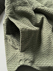 製品画像
「コーデュロイウォッシュ加工ヴィンテージ長袖シャツ全体の展示図。ウォッシュ加工によるヴィンテージ感とコーデュロイ素材が融合し、テクスチャーの美しさが引き立つデザイン。」
詳細画像
「胸元のフラップポケットとウォッシュ加工による質感ディテール特写。コーデュロイ素材が重厚感と柔らかさを兼ね備え、ヴィンテージ感を強調。」