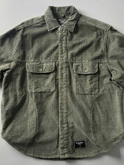 製品画像
「コーデュロイウォッシュ加工ヴィンテージ長袖シャツ全体の展示図。ウォッシュ加工によるヴィンテージ感とコーデュロイ素材が融合し、テクスチャーの美しさが引き立つデザイン。」
詳細画像
「胸元のフラップポケットとウォッシュ加工による質感ディテール特写。コーデュロイ素材が重厚感と柔らかさを兼ね備え、ヴィンテージ感を強調。」