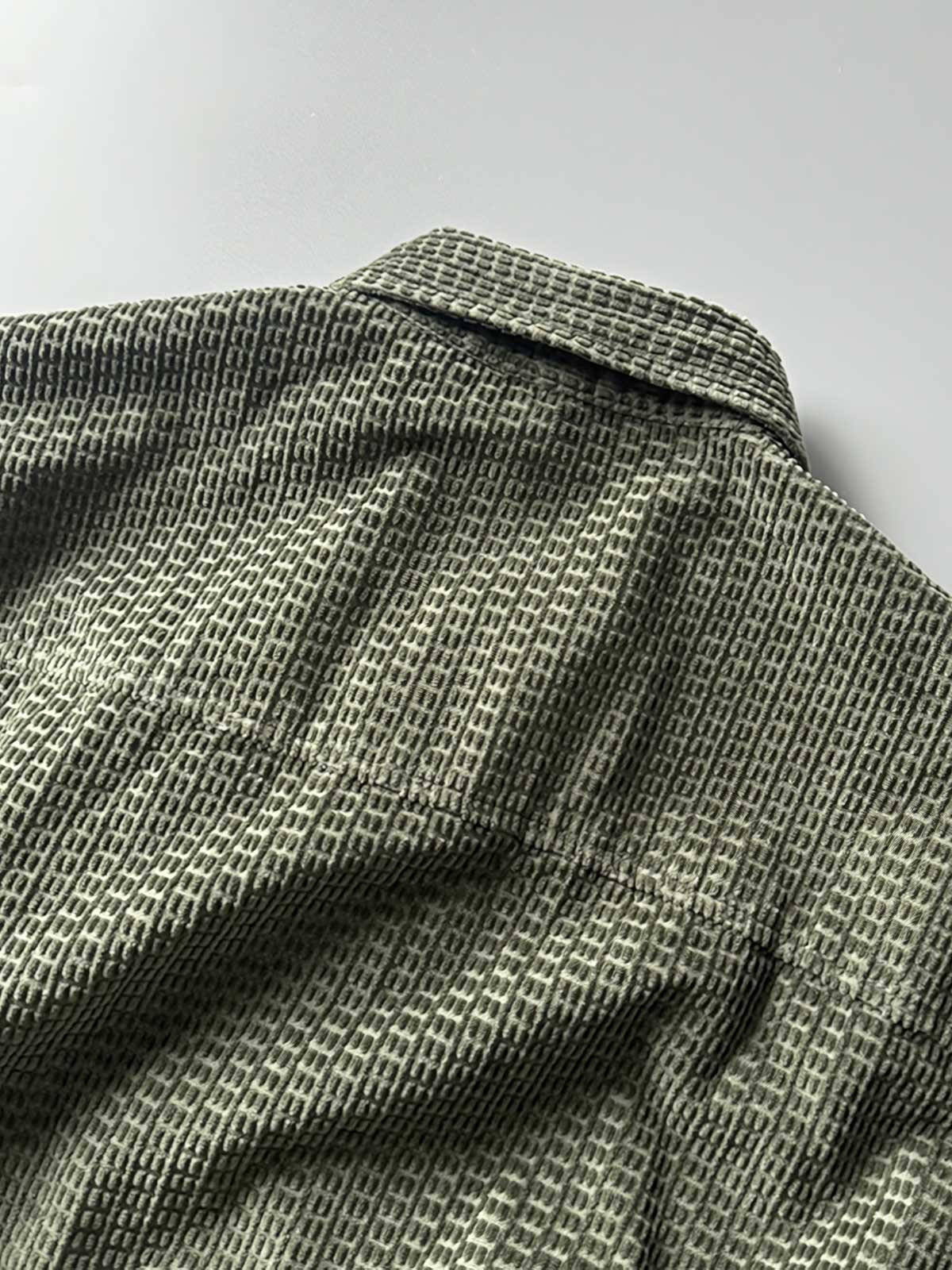 製品画像
「コーデュロイウォッシュ加工ヴィンテージ長袖シャツ全体の展示図。ウォッシュ加工によるヴィンテージ感とコーデュロイ素材が融合し、テクスチャーの美しさが引き立つデザイン。」
詳細画像
「胸元のフラップポケットとウォッシュ加工による質感ディテール特写。コーデュロイ素材が重厚感と柔らかさを兼ね備え、ヴィンテージ感を強調。」