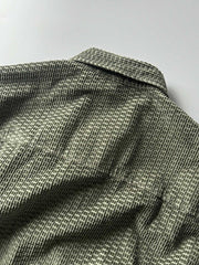 製品画像
「コーデュロイウォッシュ加工ヴィンテージ長袖シャツ全体の展示図。ウォッシュ加工によるヴィンテージ感とコーデュロイ素材が融合し、テクスチャーの美しさが引き立つデザイン。」
詳細画像
「胸元のフラップポケットとウォッシュ加工による質感ディテール特写。コーデュロイ素材が重厚感と柔らかさを兼ね備え、ヴィンテージ感を強調。」