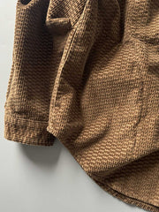 製品画像
「コーデュロイウォッシュ加工ヴィンテージ長袖シャツ全体の展示図。ウォッシュ加工によるヴィンテージ感とコーデュロイ素材が融合し、テクスチャーの美しさが引き立つデザイン。」
詳細画像
「胸元のフラップポケットとウォッシュ加工による質感ディテール特写。コーデュロイ素材が重厚感と柔らかさを兼ね備え、ヴィンテージ感を強調。」