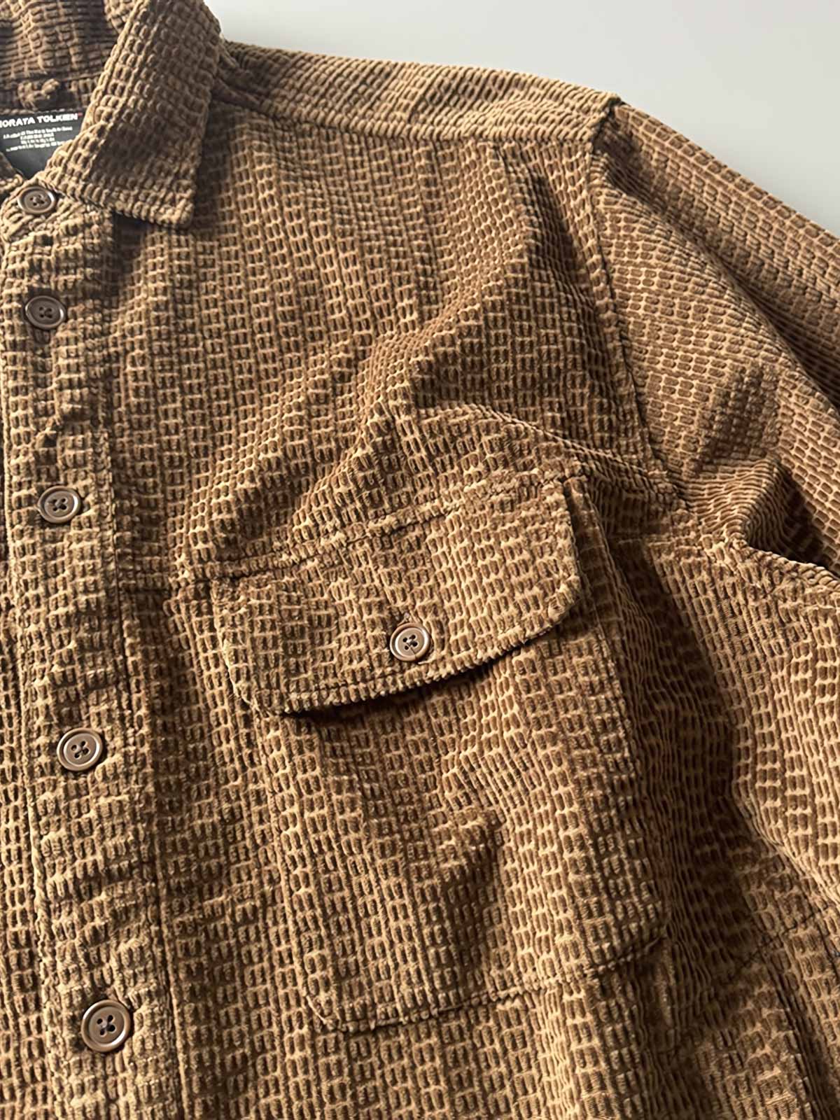 製品画像
「コーデュロイウォッシュ加工ヴィンテージ長袖シャツ全体の展示図。ウォッシュ加工によるヴィンテージ感とコーデュロイ素材が融合し、テクスチャーの美しさが引き立つデザイン。」
詳細画像
「胸元のフラップポケットとウォッシュ加工による質感ディテール特写。コーデュロイ素材が重厚感と柔らかさを兼ね備え、ヴィンテージ感を強調。」