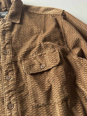 製品画像
「コーデュロイウォッシュ加工ヴィンテージ長袖シャツ全体の展示図。ウォッシュ加工によるヴィンテージ感とコーデュロイ素材が融合し、テクスチャーの美しさが引き立つデザイン。」
詳細画像
「胸元のフラップポケットとウォッシュ加工による質感ディテール特写。コーデュロイ素材が重厚感と柔らかさを兼ね備え、ヴィンテージ感を強調。」