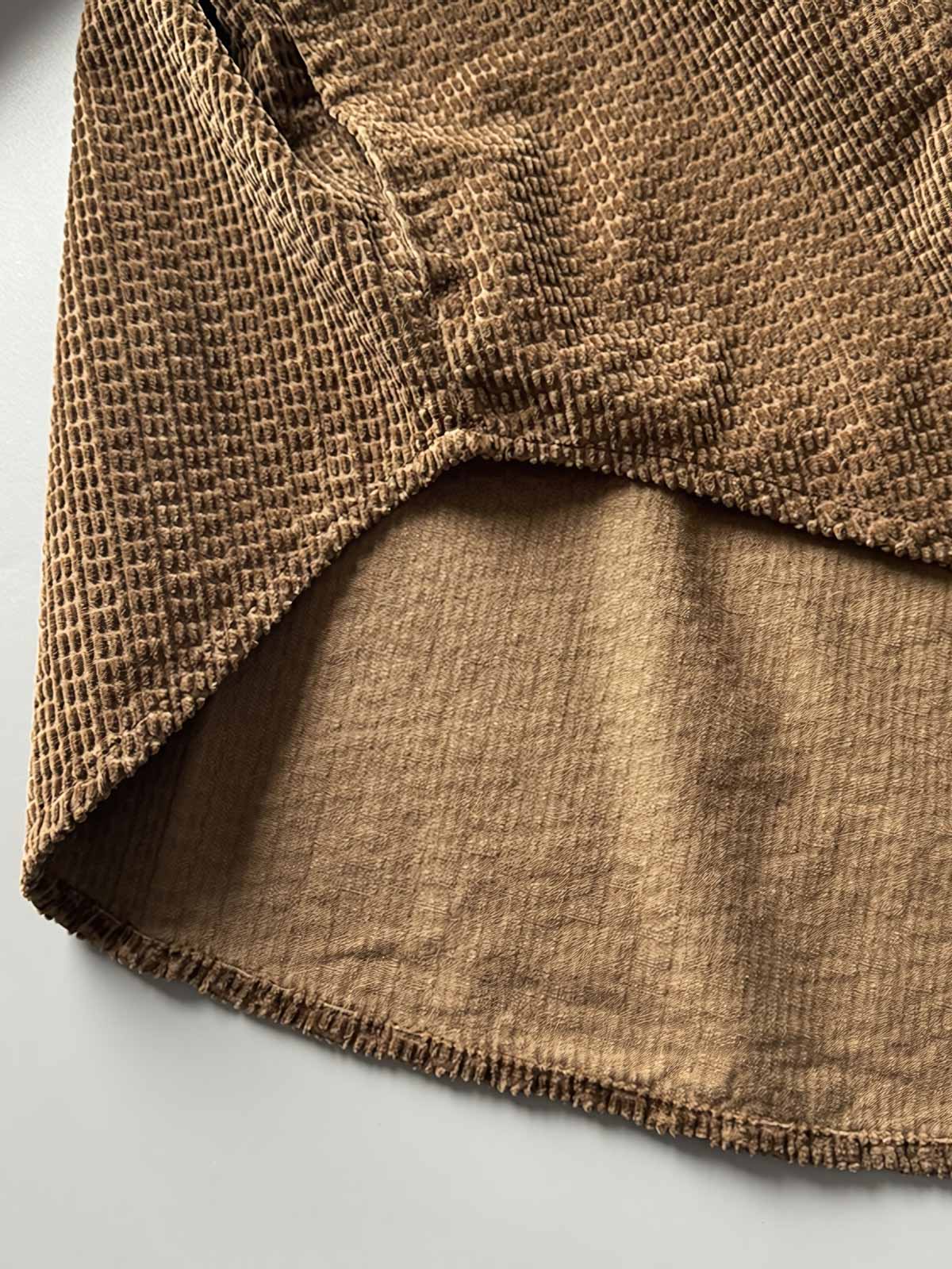 製品画像
「コーデュロイウォッシュ加工ヴィンテージ長袖シャツ全体の展示図。ウォッシュ加工によるヴィンテージ感とコーデュロイ素材が融合し、テクスチャーの美しさが引き立つデザイン。」
詳細画像
「胸元のフラップポケットとウォッシュ加工による質感ディテール特写。コーデュロイ素材が重厚感と柔らかさを兼ね備え、ヴィンテージ感を強調。」