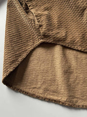 製品画像
「コーデュロイウォッシュ加工ヴィンテージ長袖シャツ全体の展示図。ウォッシュ加工によるヴィンテージ感とコーデュロイ素材が融合し、テクスチャーの美しさが引き立つデザイン。」
詳細画像
「胸元のフラップポケットとウォッシュ加工による質感ディテール特写。コーデュロイ素材が重厚感と柔らかさを兼ね備え、ヴィンテージ感を強調。」