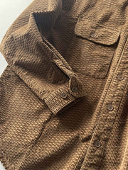 製品画像
「コーデュロイウォッシュ加工ヴィンテージ長袖シャツ全体の展示図。ウォッシュ加工によるヴィンテージ感とコーデュロイ素材が融合し、テクスチャーの美しさが引き立つデザイン。」
詳細画像
「胸元のフラップポケットとウォッシュ加工による質感ディテール特写。コーデュロイ素材が重厚感と柔らかさを兼ね備え、ヴィンテージ感を強調。」