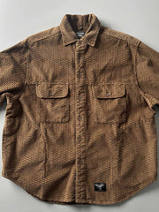 製品画像
「コーデュロイウォッシュ加工ヴィンテージ長袖シャツ全体の展示図。ウォッシュ加工によるヴィンテージ感とコーデュロイ素材が融合し、テクスチャーの美しさが引き立つデザイン。」
詳細画像
「胸元のフラップポケットとウォッシュ加工による質感ディテール特写。コーデュロイ素材が重厚感と柔らかさを兼ね備え、ヴィンテージ感を強調。」