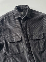 製品画像
「コーデュロイウォッシュ加工ヴィンテージ長袖シャツ全体の展示図。ウォッシュ加工によるヴィンテージ感とコーデュロイ素材が融合し、テクスチャーの美しさが引き立つデザイン。」
詳細画像
「胸元のフラップポケットとウォッシュ加工による質感ディテール特写。コーデュロイ素材が重厚感と柔らかさを兼ね備え、ヴィンテージ感を強調。」