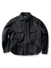 製品画像
「コーデュロイウォッシュ加工ヴィンテージ長袖シャツ全体の展示図。ウォッシュ加工によるヴィンテージ感とコーデュロイ素材が融合し、テクスチャーの美しさが引き立つデザイン。」
詳細画像
「胸元のフラップポケットとウォッシュ加工による質感ディテール特写。コーデュロイ素材が重厚感と柔らかさを兼ね備え、ヴィンテージ感を強調。」