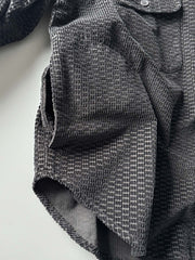 製品画像
「コーデュロイウォッシュ加工ヴィンテージ長袖シャツ全体の展示図。ウォッシュ加工によるヴィンテージ感とコーデュロイ素材が融合し、テクスチャーの美しさが引き立つデザイン。」
詳細画像
「胸元のフラップポケットとウォッシュ加工による質感ディテール特写。コーデュロイ素材が重厚感と柔らかさを兼ね備え、ヴィンテージ感を強調。」