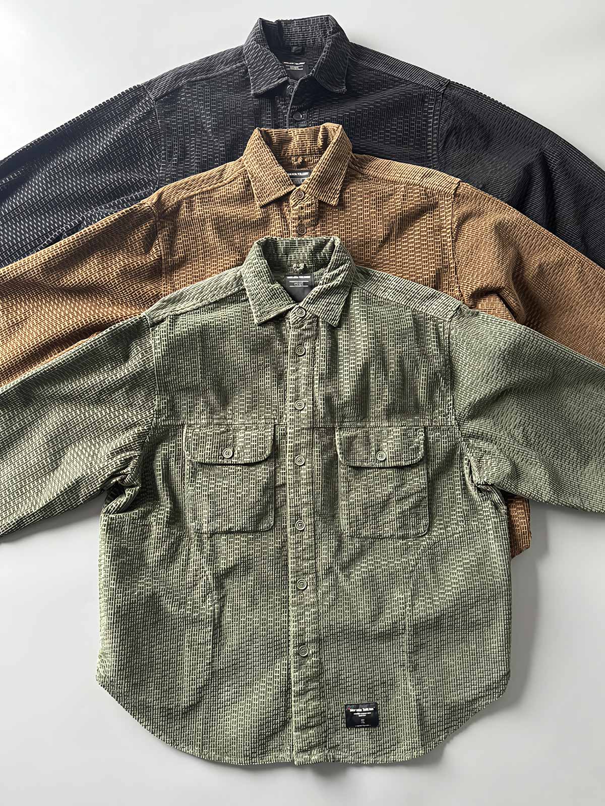 製品画像
「コーデュロイウォッシュ加工ヴィンテージ長袖シャツ全体の展示図。ウォッシュ加工によるヴィンテージ感とコーデュロイ素材が融合し、テクスチャーの美しさが引き立つデザイン。」
詳細画像
「胸元のフラップポケットとウォッシュ加工による質感ディテール特写。コーデュロイ素材が重厚感と柔らかさを兼ね備え、ヴィンテージ感を強調。」