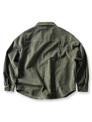 製品画像
「コーデュロイウォッシュ加工ヴィンテージ長袖シャツ全体の展示図。ウォッシュ加工によるヴィンテージ感とコーデュロイ素材が融合し、テクスチャーの美しさが引き立つデザイン。」
詳細画像
「胸元のフラップポケットとウォッシュ加工による質感ディテール特写。コーデュロイ素材が重厚感と柔らかさを兼ね備え、ヴィンテージ感を強調。」