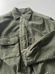 製品画像
「コーデュロイウォッシュ加工ヴィンテージ長袖シャツ全体の展示図。ウォッシュ加工によるヴィンテージ感とコーデュロイ素材が融合し、テクスチャーの美しさが引き立つデザイン。」
詳細画像
「胸元のフラップポケットとウォッシュ加工による質感ディテール特写。コーデュロイ素材が重厚感と柔らかさを兼ね備え、ヴィンテージ感を強調。」