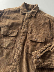 製品画像
「コーデュロイウォッシュ加工ヴィンテージ長袖シャツ全体の展示図。ウォッシュ加工によるヴィンテージ感とコーデュロイ素材が融合し、テクスチャーの美しさが引き立つデザイン。」
詳細画像
「胸元のフラップポケットとウォッシュ加工による質感ディテール特写。コーデュロイ素材が重厚感と柔らかさを兼ね備え、ヴィンテージ感を強調。」