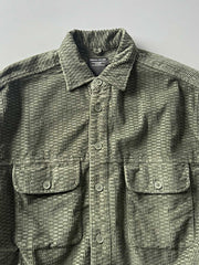 製品画像
「コーデュロイウォッシュ加工ヴィンテージ長袖シャツ全体の展示図。ウォッシュ加工によるヴィンテージ感とコーデュロイ素材が融合し、テクスチャーの美しさが引き立つデザイン。」
詳細画像
「胸元のフラップポケットとウォッシュ加工による質感ディテール特写。コーデュロイ素材が重厚感と柔らかさを兼ね備え、ヴィンテージ感を強調。」