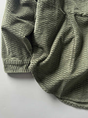 製品画像
「コーデュロイウォッシュ加工ヴィンテージ長袖シャツ全体の展示図。ウォッシュ加工によるヴィンテージ感とコーデュロイ素材が融合し、テクスチャーの美しさが引き立つデザイン。」
詳細画像
「胸元のフラップポケットとウォッシュ加工による質感ディテール特写。コーデュロイ素材が重厚感と柔らかさを兼ね備え、ヴィンテージ感を強調。」