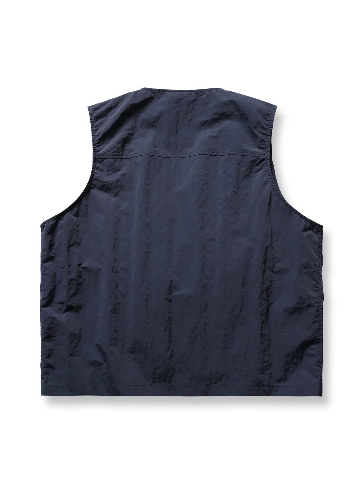 製品画像
「多機能メッシュパッチワークベストの全体展示図。ナイロン素材とポリエステルメッシュパッチワークデザインが融合し、アウトドア愛好者に最適な軽量で実用的なベスト。」
詳細画像
「胸元のフラップポケットとメッシュパッチワーク部分のディテール特写。通気性と耐久性を兼ね備えたポケットデザインが特徴。」