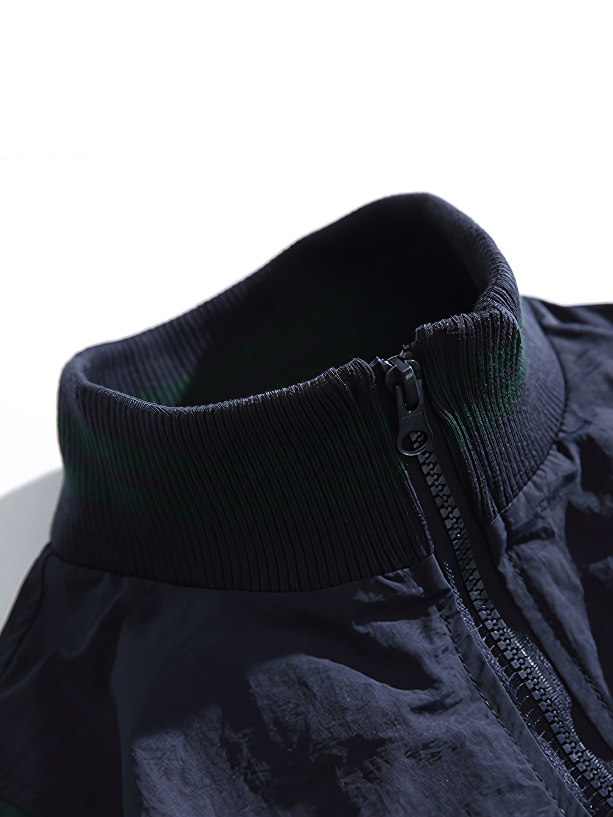 製品画像: バイカラー パッチワーク ハーフジップ ワイドシルエット プルオーバージャケット、軽量で防風性と通気性を備えたデザイン。レトロなカジュアルスタイルにぴったりの日常やアウトドア向けジャケットの正面全体展示図。
詳細画像: クラシックなバイカラーパッチワークとスムーズな着脱を可能にするハーフジップ仕様、伸縮性のある袖口の防風ディテールクローズアップ。