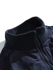 製品画像: バイカラー パッチワーク ハーフジップ ワイドシルエット プルオーバージャケット、軽量で防風性と通気性を備えたデザイン。レトロなカジュアルスタイルにぴったりの日常やアウトドア向けジャケットの正面全体展示図。
詳細画像: クラシックなバイカラーパッチワークとスムーズな着脱を可能にするハーフジップ仕様、伸縮性のある袖口の防風ディテールクローズアップ。