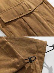 製品画像
「ビッグポケットとワイドレッグデザインが特徴のパンツ全体展示画像。快適な履き心地と実用的なビッグポケットが融合し、レトロなワークウェア風デザインを表現。」
詳細画像
「ビッグポケットと裾に付いたドローコードのディテール特写。実用的でスタイリッシュなデザイン、裾のドローコードでフィット感を調整できる。」