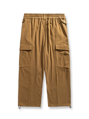 製品画像
「ビッグポケットとワイドレッグデザインが特徴のパンツ全体展示画像。快適な履き心地と実用的なビッグポケットが融合し、レトロなワークウェア風デザインを表現。」
詳細画像
「ビッグポケットと裾に付いたドローコードのディテール特写。実用的でスタイリッシュなデザイン、裾のドローコードでフィット感を調整できる。」