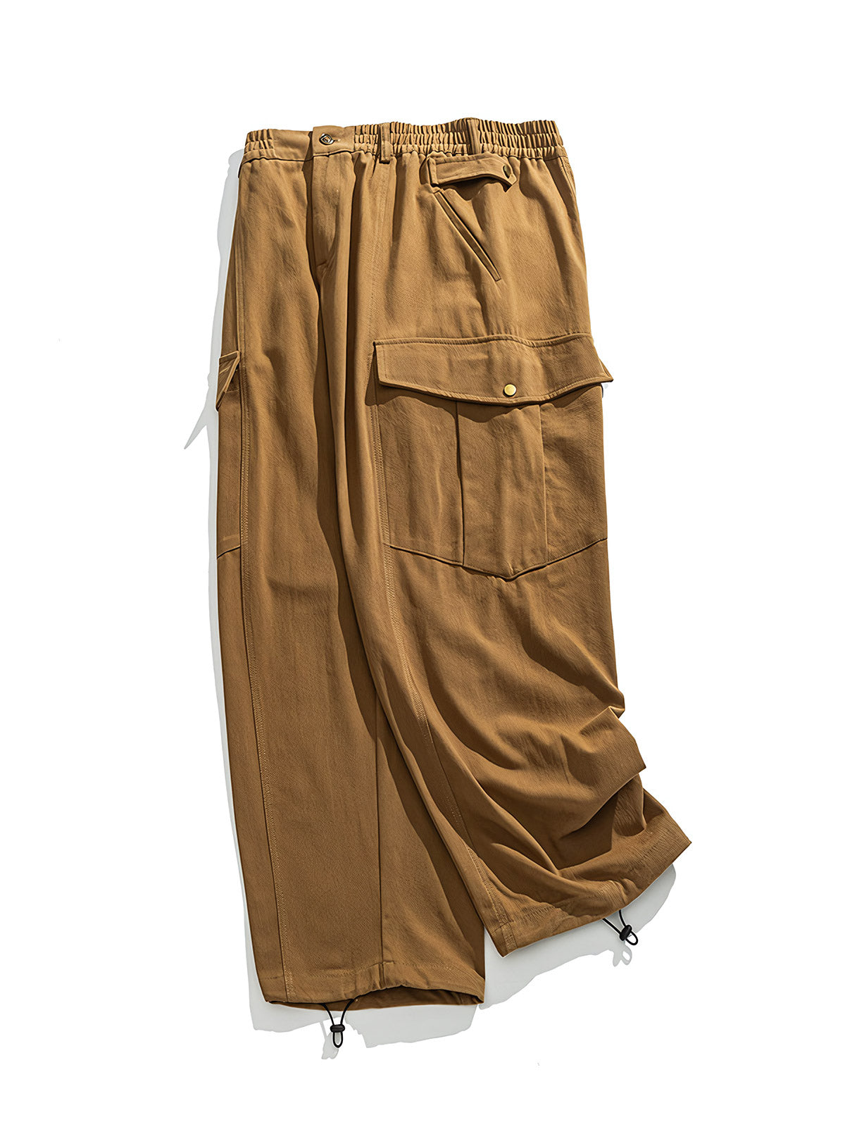 製品画像
「ビッグポケットとワイドレッグデザインが特徴のパンツ全体展示画像。快適な履き心地と実用的なビッグポケットが融合し、レトロなワークウェア風デザインを表現。」
詳細画像
「ビッグポケットと裾に付いたドローコードのディテール特写。実用的でスタイリッシュなデザイン、裾のドローコードでフィット感を調整できる。」