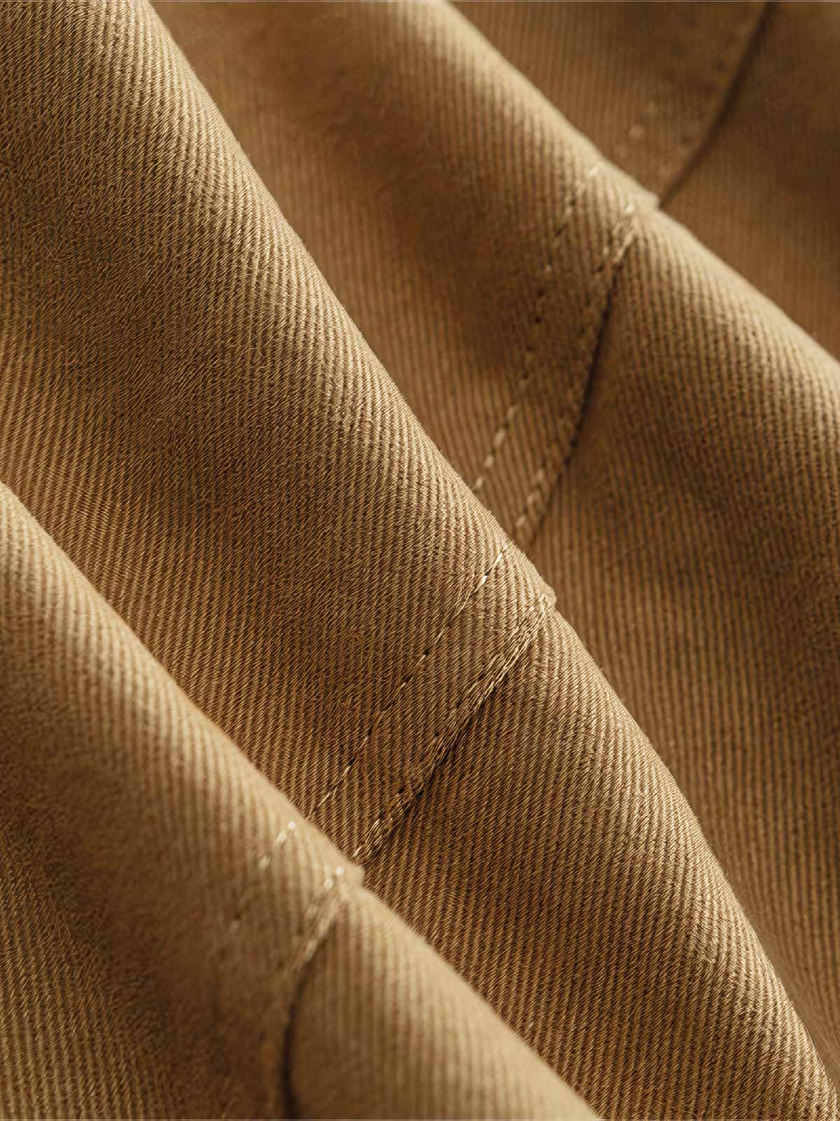 製品画像
「ビッグポケットとワイドレッグデザインが特徴のパンツ全体展示画像。快適な履き心地と実用的なビッグポケットが融合し、レトロなワークウェア風デザインを表現。」
詳細画像
「ビッグポケットと裾に付いたドローコードのディテール特写。実用的でスタイリッシュなデザイン、裾のドローコードでフィット感を調整できる。」