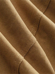 製品画像
「ビッグポケットとワイドレッグデザインが特徴のパンツ全体展示画像。快適な履き心地と実用的なビッグポケットが融合し、レトロなワークウェア風デザインを表現。」
詳細画像
「ビッグポケットと裾に付いたドローコードのディテール特写。実用的でスタイリッシュなデザイン、裾のドローコードでフィット感を調整できる。」