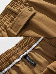 製品画像
「ビッグポケットとワイドレッグデザインが特徴のパンツ全体展示画像。快適な履き心地と実用的なビッグポケットが融合し、レトロなワークウェア風デザインを表現。」
詳細画像
「ビッグポケットと裾に付いたドローコードのディテール特写。実用的でスタイリッシュなデザイン、裾のドローコードでフィット感を調整できる。」