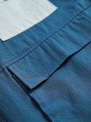 製品画像
カラーブロックデザインと小さなスタンドカラーが融合したワークシャツ、クラシックなワークウェアスタイルに現代的な感覚を加えたデザイン。柔らかく快適な素材で、1日中着用するのに適しています。
詳細画像
ユニークなカラーブロック要素と多ポケットデザインが特徴のワークシャツ。胸元の2つのカラーブロックポケットと裾の2つの大きなポケットが機能性とレイヤード感を引き立て、収納力も抜群です。小さなスタンドカラーがディテールにアクセントを加えています。