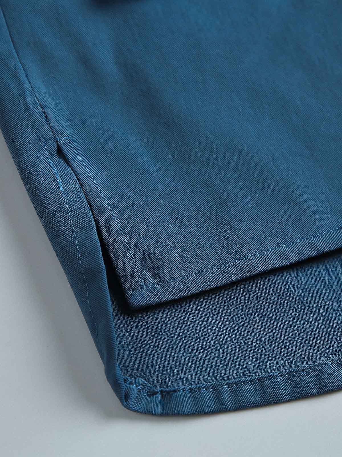 製品画像
カラーブロックデザインと小さなスタンドカラーが融合したワークシャツ、クラシックなワークウェアスタイルに現代的な感覚を加えたデザイン。柔らかく快適な素材で、1日中着用するのに適しています。
詳細画像
ユニークなカラーブロック要素と多ポケットデザインが特徴のワークシャツ。胸元の2つのカラーブロックポケットと裾の2つの大きなポケットが機能性とレイヤード感を引き立て、収納力も抜群です。小さなスタンドカラーがディテールにアクセントを加えています。