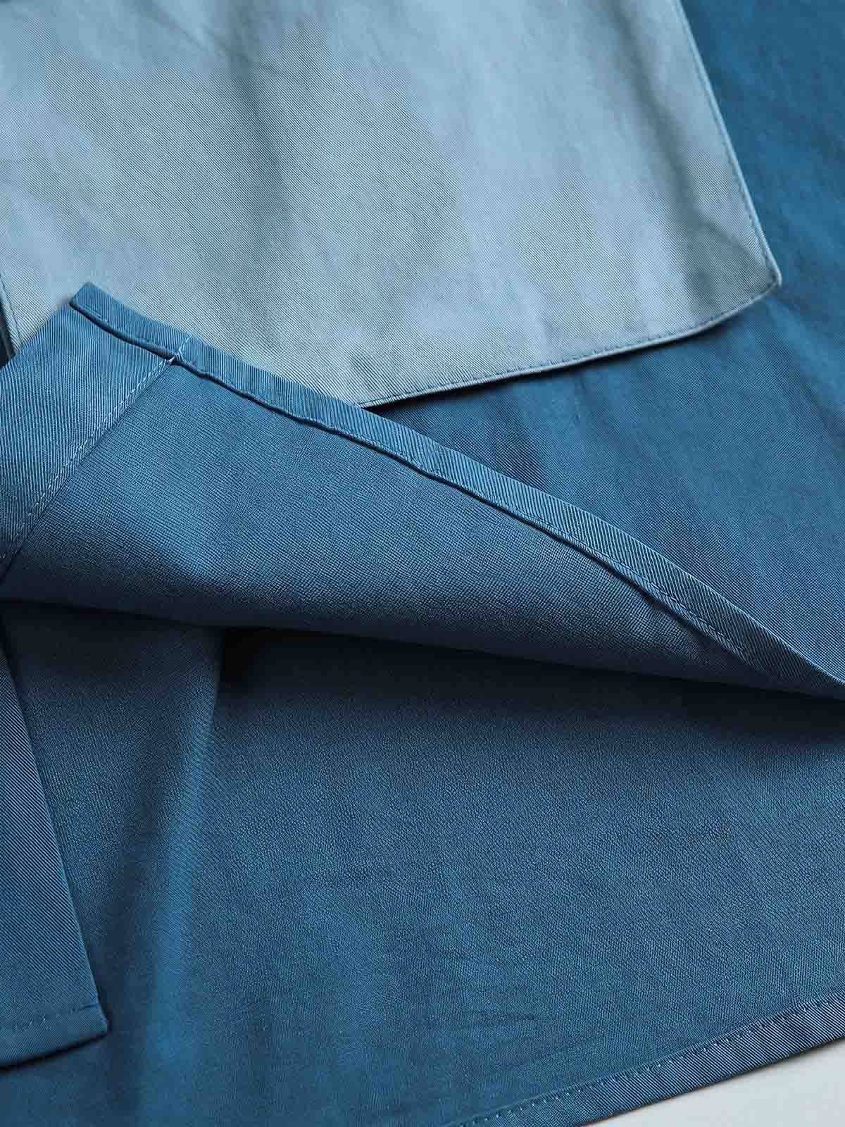 製品画像
カラーブロックデザインと小さなスタンドカラーが融合したワークシャツ、クラシックなワークウェアスタイルに現代的な感覚を加えたデザイン。柔らかく快適な素材で、1日中着用するのに適しています。
詳細画像
ユニークなカラーブロック要素と多ポケットデザインが特徴のワークシャツ。胸元の2つのカラーブロックポケットと裾の2つの大きなポケットが機能性とレイヤード感を引き立て、収納力も抜群です。小さなスタンドカラーがディテールにアクセントを加えています。