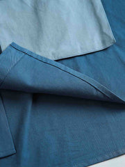 製品画像
カラーブロックデザインと小さなスタンドカラーが融合したワークシャツ、クラシックなワークウェアスタイルに現代的な感覚を加えたデザイン。柔らかく快適な素材で、1日中着用するのに適しています。
詳細画像
ユニークなカラーブロック要素と多ポケットデザインが特徴のワークシャツ。胸元の2つのカラーブロックポケットと裾の2つの大きなポケットが機能性とレイヤード感を引き立て、収納力も抜群です。小さなスタンドカラーがディテールにアクセントを加えています。