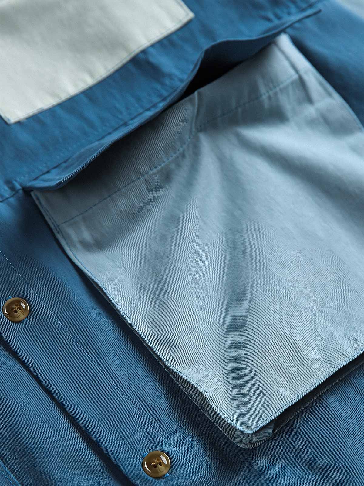 製品画像
カラーブロックデザインと小さなスタンドカラーが融合したワークシャツ、クラシックなワークウェアスタイルに現代的な感覚を加えたデザイン。柔らかく快適な素材で、1日中着用するのに適しています。
詳細画像
ユニークなカラーブロック要素と多ポケットデザインが特徴のワークシャツ。胸元の2つのカラーブロックポケットと裾の2つの大きなポケットが機能性とレイヤード感を引き立て、収納力も抜群です。小さなスタンドカラーがディテールにアクセントを加えています。