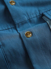 製品画像
カラーブロックデザインと小さなスタンドカラーが融合したワークシャツ、クラシックなワークウェアスタイルに現代的な感覚を加えたデザイン。柔らかく快適な素材で、1日中着用するのに適しています。
詳細画像
ユニークなカラーブロック要素と多ポケットデザインが特徴のワークシャツ。胸元の2つのカラーブロックポケットと裾の2つの大きなポケットが機能性とレイヤード感を引き立て、収納力も抜群です。小さなスタンドカラーがディテールにアクセントを加えています。