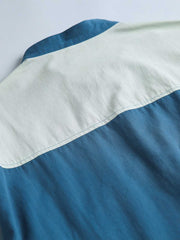 製品画像
カラーブロックデザインと小さなスタンドカラーが融合したワークシャツ、クラシックなワークウェアスタイルに現代的な感覚を加えたデザイン。柔らかく快適な素材で、1日中着用するのに適しています。
詳細画像
ユニークなカラーブロック要素と多ポケットデザインが特徴のワークシャツ。胸元の2つのカラーブロックポケットと裾の2つの大きなポケットが機能性とレイヤード感を引き立て、収納力も抜群です。小さなスタンドカラーがディテールにアクセントを加えています。