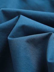 製品画像
カラーブロックデザインと小さなスタンドカラーが融合したワークシャツ、クラシックなワークウェアスタイルに現代的な感覚を加えたデザイン。柔らかく快適な素材で、1日中着用するのに適しています。
詳細画像
ユニークなカラーブロック要素と多ポケットデザインが特徴のワークシャツ。胸元の2つのカラーブロックポケットと裾の2つの大きなポケットが機能性とレイヤード感を引き立て、収納力も抜群です。小さなスタンドカラーがディテールにアクセントを加えています。