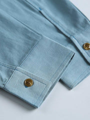 製品画像
カラーブロックデザインと小さなスタンドカラーが融合したワークシャツ、クラシックなワークウェアスタイルに現代的な感覚を加えたデザイン。柔らかく快適な素材で、1日中着用するのに適しています。
詳細画像
ユニークなカラーブロック要素と多ポケットデザインが特徴のワークシャツ。胸元の2つのカラーブロックポケットと裾の2つの大きなポケットが機能性とレイヤード感を引き立て、収納力も抜群です。小さなスタンドカラーがディテールにアクセントを加えています。